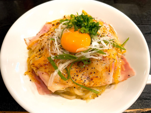 「カルボナーラまぞせば（950円）」@Noodle Kitchen 祿の写真