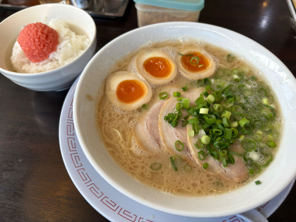 「らーめん(白)900円+明太子ごはん300円」@博多らーめん ひまわりの写真