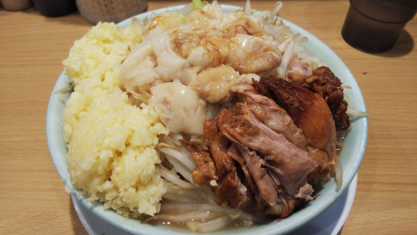 「中ラーメン ニンニクモーレツ、アブラタシ」@豚と脂。の写真