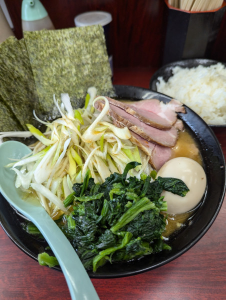 「菊名盛ラーメン中+白ネギ+大ライス(無料)」@横浜ラーメン武蔵家 菊名店の写真