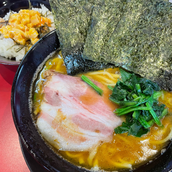 「ラーメン 850円 玉子丼（小）100円」@家系ラーメン たつ家の写真