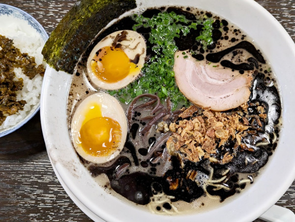 「黒心らーめん＋煮たまご＋ごはん（小）」@一心の写真