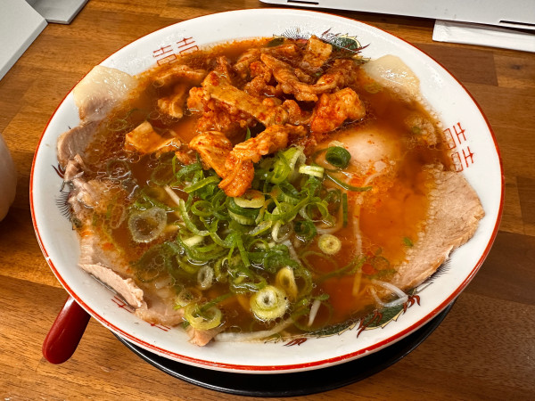 「ホルモン煮ラーメン+ご飯」@らーめん 日出屋の写真