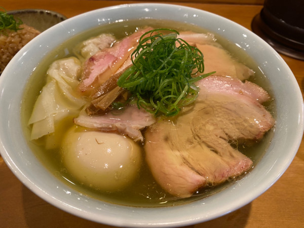 「特製塩そば（太麺）＋炊き込みご飯」@中華そば しば田の写真