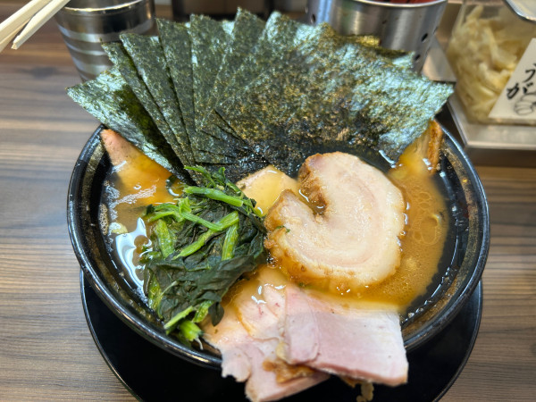 「チャーシューメン3枚　チャーシュー2枚増し　バラ　のり　カタコイ」@家系ラーメン がくの写真