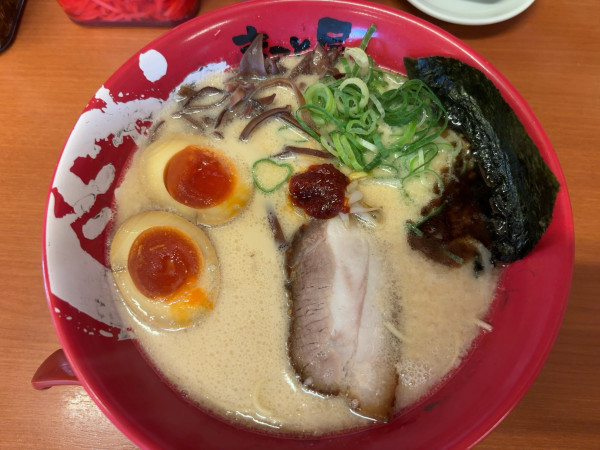 「煮卵牛白湯ラーメン」@ラーメンまこと屋 大東南新田店の写真