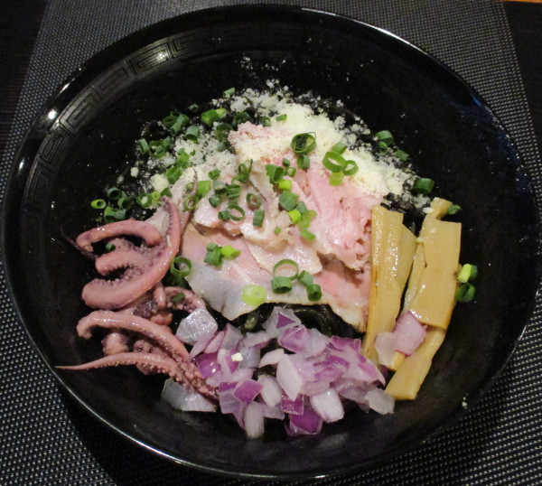 「イカスミまぜそば（中）1000円」@廻麺 鶏千の写真