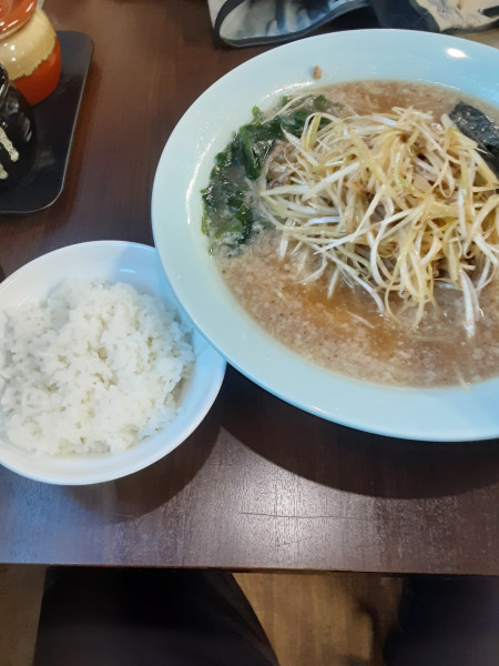 「ネギラーメン半ライスセット(千円)、中盛(百円)」@ラーメンスズキの写真