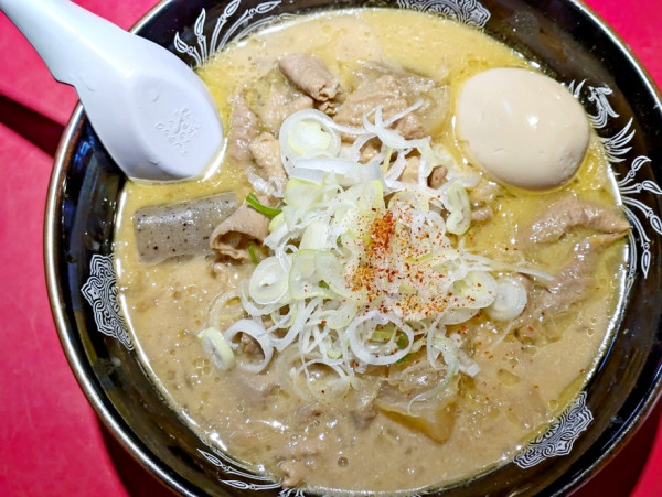 「味噌ホルモンラーメン＋味玉」@らーめん・つけめん こてんぱんの写真
