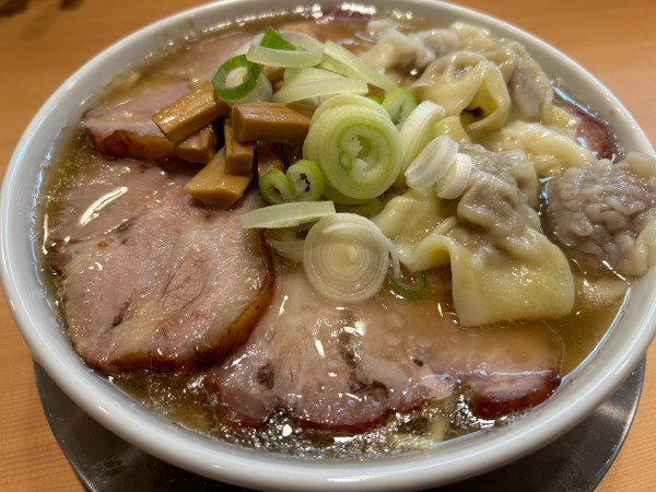 「チャーシュー麺1,350円＋ビーフワンタン300円」@ラーメン くにおの写真