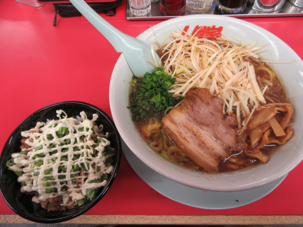 「限定　たっぷり生姜醤油ラーメン（９３０円）＋白髪葱他」@ラーメン山岡家 阿見店の写真