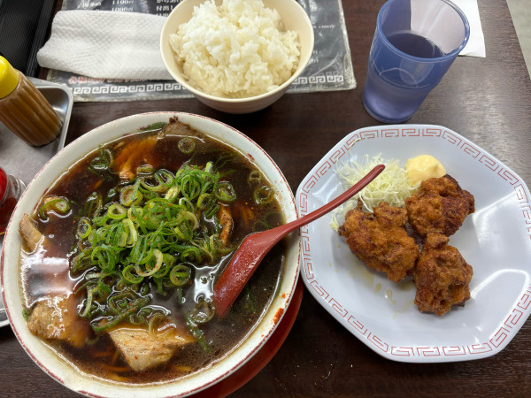 「ラーメン並ネギ多い目の唐揚げ定食」@新福菜館 石山寺店の写真