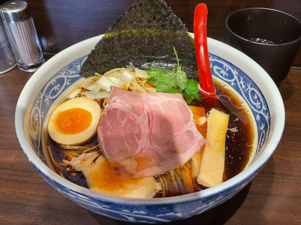 「黒醤油煮干しそば¥950」@寿製麺 よしかわ 西台駅前店の写真
