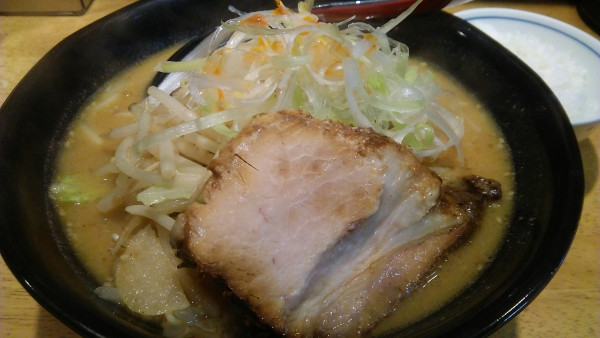 「味噌らーめん 840円＋ライス 100円」@萬馬軒の写真