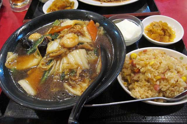 「五目湯麺の定食半チャーハンあり　850円」@花彫酒家の写真