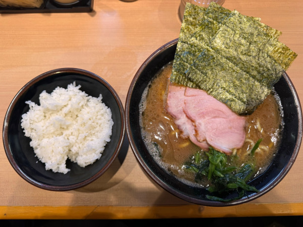 「ラーメン並➕ライス」@輝道家直系 皇綱家の写真