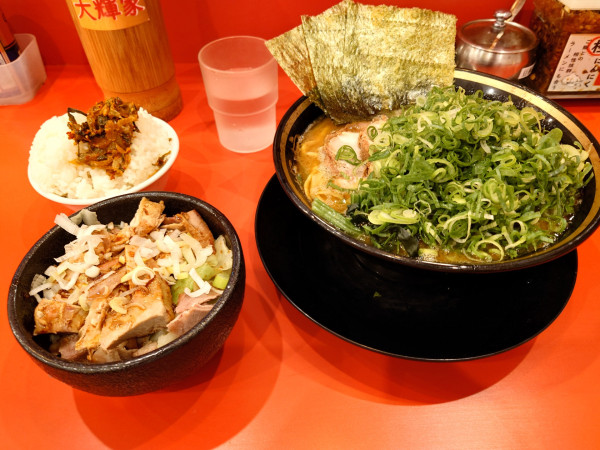 「九条ネギラーメン中  煮豚  キャべチャー ライスバー硬め多」@横浜家系ラーメン 大輝家の写真
