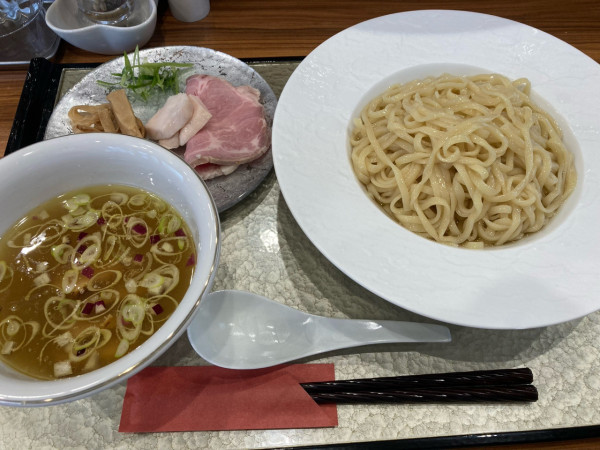 「塩つけ麺（大盛り）＋吊るし焼きチャーシュー」@彩とりの写真