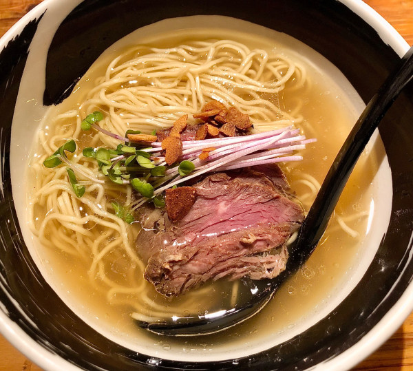 「11月季節限定　牛清湯ニンニクの香りそば1200肉めし320」@麺場 浜虎 横浜店の写真