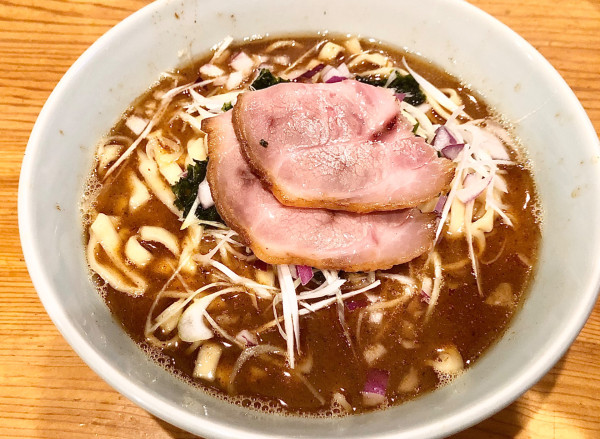 「さんま煮干しらーめん（豚骨抜き）平打ち麺1100円」@魚焚の写真