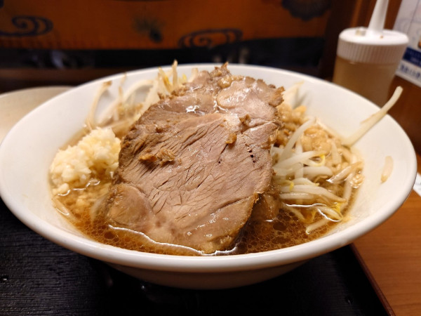 「スス二郎（少なめ150g、TOP生卵）」@ススリバの写真