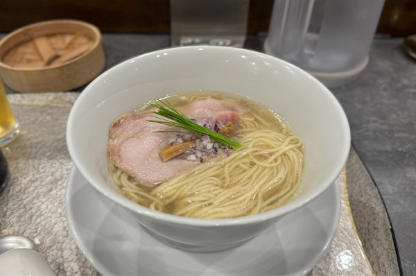 「中華蕎麦（塩）並　¥1000」@宍道湖しじみ中華蕎麦 琥珀 池袋店の写真