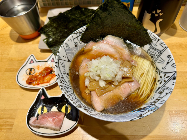 「煮干しそばチャーシュー海苔増し」@猫と月の写真