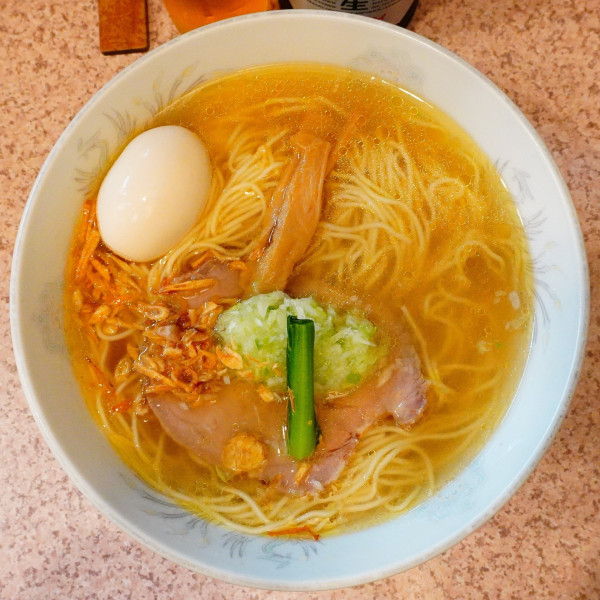 「塩ネギラーメン＋半熟煮卵＋ビール（中瓶）」@ラー麺専門店 こしがやの写真