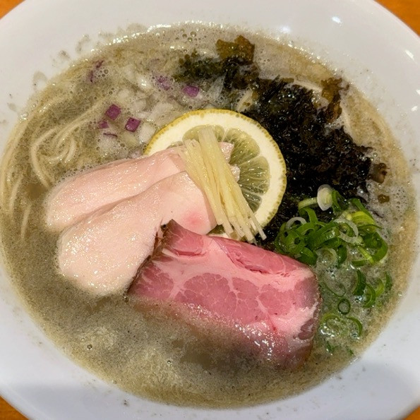 「鮮魚と煮干し白湯麺¥950＋半ライス¥100」@とも笑〜tomoe〜の写真