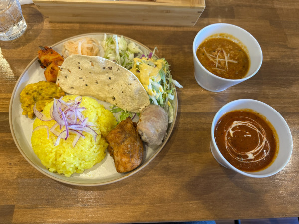 「スペシャルランチ（カレー2種）1,980円」@オギノカレーの写真