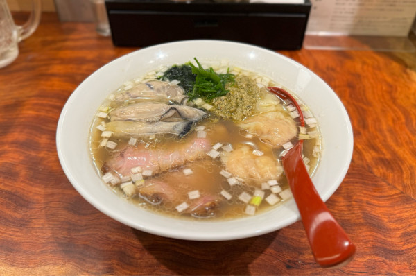 「【限定】牡蠣そば、牡蠣コンフィ×2、海老ワンタン」@三馬路 東京店の写真