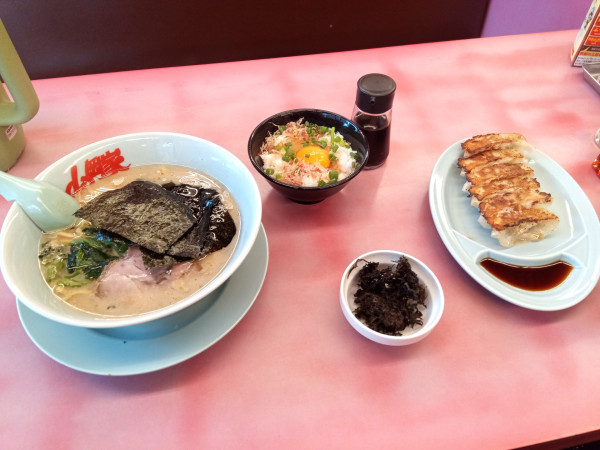 「醤油690円柔 卵飯330円 バラ海苔140円 餃子0円」@山岡家 柏店の写真