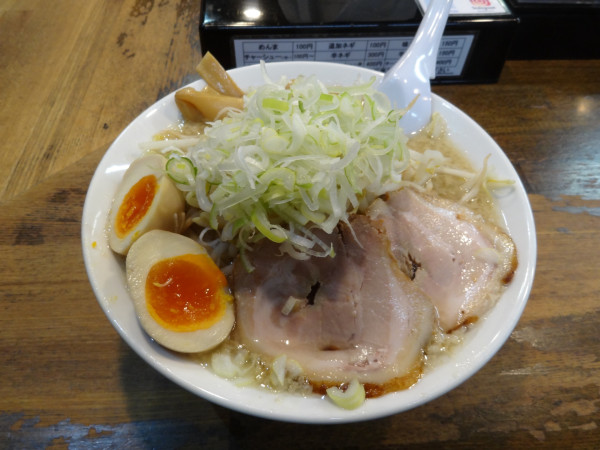 「醤油950円野菜薬味 チャーシュー100円 煮卵クーポン」@こってりらーめん 誉の写真