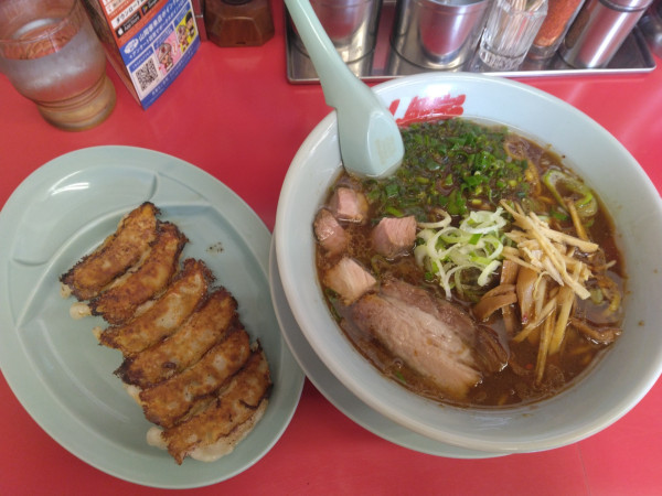 「期間限定生姜醤油ラーメン930円、特製ギョーザ、コロチャー6」@山岡家 柏店の写真