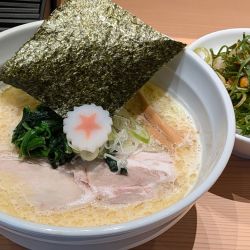 鶏白湯塩そば（中）＋炭火肉ネギ飯（930円＋200円）