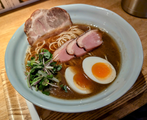 「にほんいち醤油そぼ990円」@麺巧 潮 上野製麺所の写真