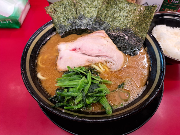 「らーめん濃いめかため多め」@IEKEI_TOKYO 王道家直系の写真