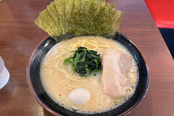 「濃厚豚骨ラーメン(醤油)+のり+並ライス」@横浜家系ラーメン 鶴見家 善行店の写真
