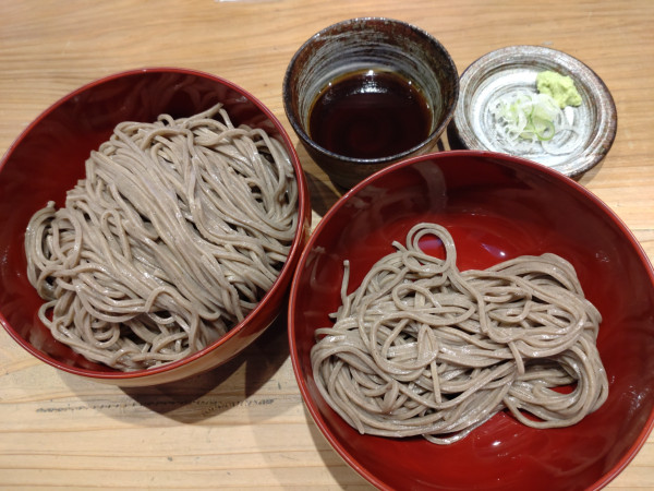 「玄蕎麦＋お替り３回分（無料）＝９９０円」@玄蕎麦 しんがりの写真