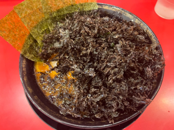 「旨辛ラーメン(並)1,000円＋岩のり200円」@横浜家系ラーメン 大輝家の写真