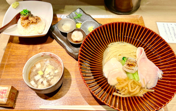 「帆立の昆布水つけ麺 黒 + 帆立と昆布の佃煮ごはん」@Tokyo Style Noodle ほたて日和の写真