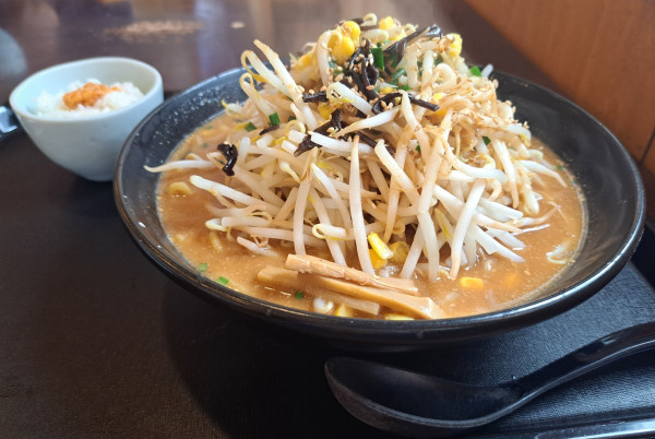 「濃厚味噌らーめん＋から飯（サービス）1200円」@バガボンド 東バイパス店の写真