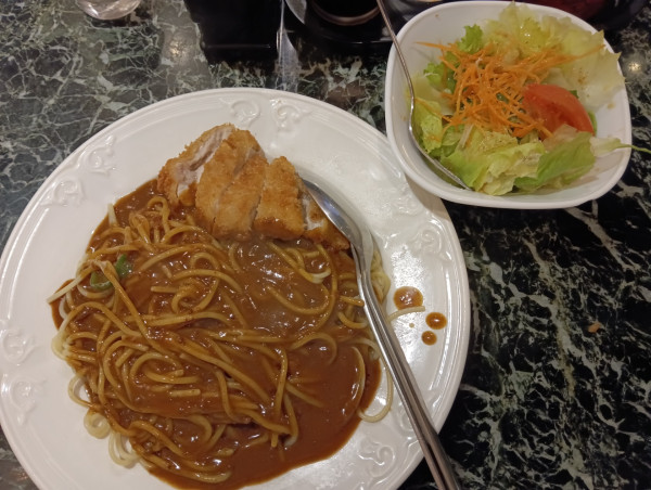 「スパゲッティカレー・ポークカツ サラダセット（¥650）」@ケーツーカレーハウスの写真