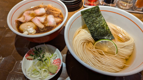 「特製昆布水つけ蕎麦（醤油）+薬味セット」@特級鶏蕎麦 龍介 土浦学園通り店の写真