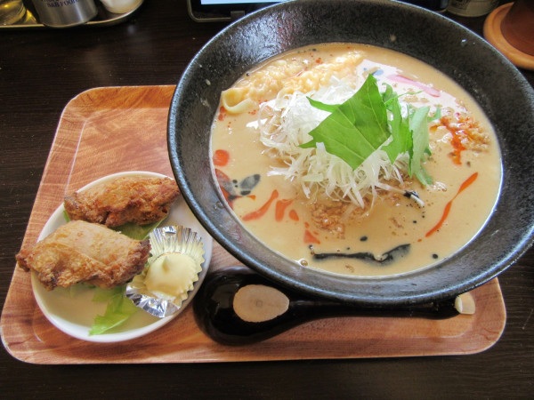 「濃厚胡麻ラーメン（９００円）＋海老ワンタン＋唐揚げ」@陽なたやの写真
