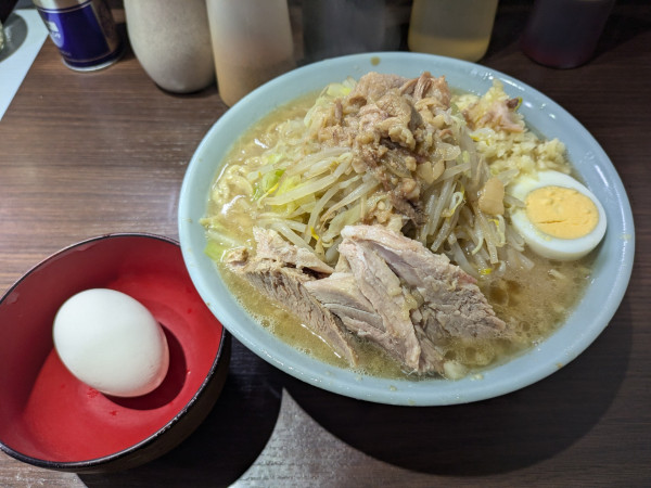 「ラーメン普通（ニンニクちょい野菜）+生卵」@ラーメン富士丸  西早稲田店の写真