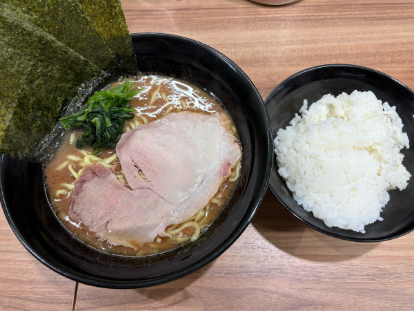 「ラーメン並　ライス」@横浜ラーメン 響家の写真