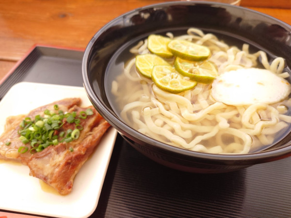 「ソーキ軟骨そば(冷やし)」@もとふ熟成麺 ウミカジテラス店の写真