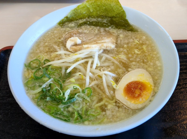 「にんたま塩ラーメン」@にんたまラーメン ゆにろーず 大洗店の写真