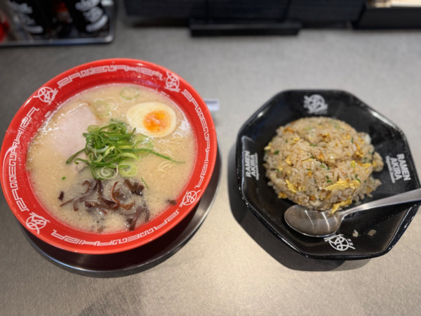 「豚骨らーめん850円＋半チャーハン300円(ランチ価格)」@麺処あきら 神楽坂店の写真